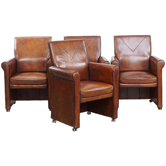 Set Van 4 Schapenleren Eetkamerstoelen Met Zwarte Biezen Op Wieltjes Met Een Karaktervolle Uitstraling 1