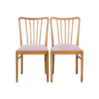 Leuke Set Van 2 Vintage Jaren '70 Eetkamerstoelen Met Gespijlde Rugleuning En Stoffen Zitting thumbnail 1