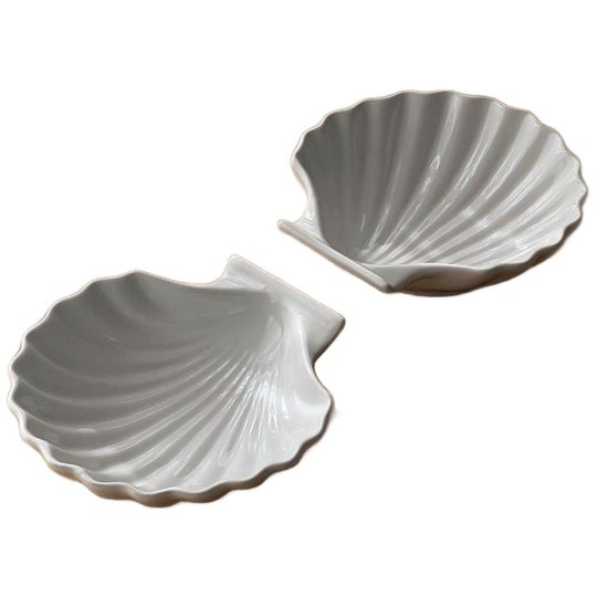 Set Of 2 Vintage Clamshell Dishes 1