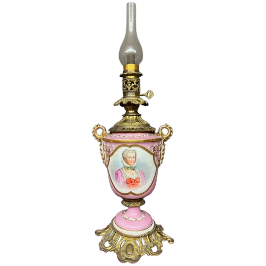 Grote Antieke Olielamp Van Roze Sevres Porselein. 1