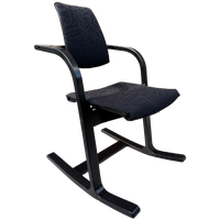 Stokke Peter Opsvik Actulum Ergonomisch Gevormde Schommelstoel - Zwarte Bekleding En Houten Frame