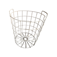 Grote, Stevige Ijzeren, Lichtgrijze Draadmand