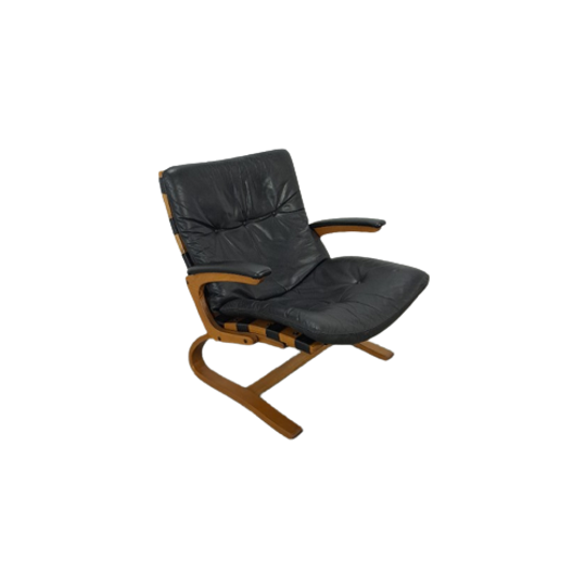 Zwart Leren Fauteuil Met Armleuningen En Houten Onderstel 1