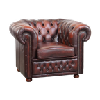 Comfortabele En Karaktervolle Donkerrode Engelse Rundleren Chesterfield Fauteuil Met Bolpootjes thumbnail 1