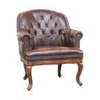 Charmante, Klassieke Rundleren Engelse Chesterfield Armchair Met Sierlijke Poten thumbnail 1