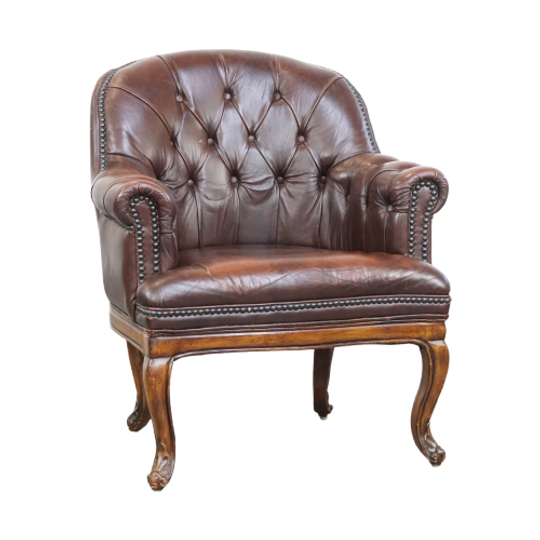 Charmante, Klassieke Rundleren Engelse Chesterfield Armchair Met Sierlijke Poten 1