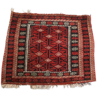 Klein Sierkleedje Met Voornamelijk Rood 65x71cm