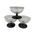 Set Vintage Gegraveerde Coupe Glaasjes Zwarte Voet 3 Stuks thumbnail 1