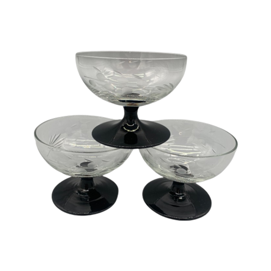 Set Vintage Gegraveerde Coupe Glaasjes Zwarte Voet 3 Stuks 1