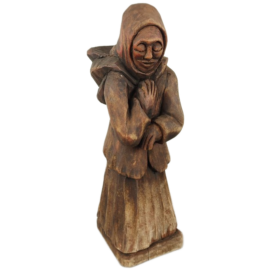 Houten Beeldje Van Een Oude Dame 1