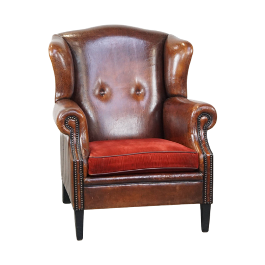 Stijlvolle Vintage, Luxe Schapenleren Oorfauteuil Met Een Rood Corduroy Zitkussen 1