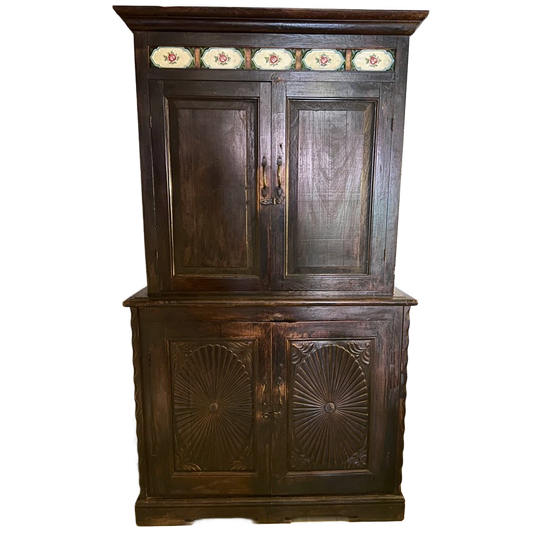 Twee-delige Antieke Kast Met Tegeltjes, En Plank Achter De Deuren, Maten Volgen 1