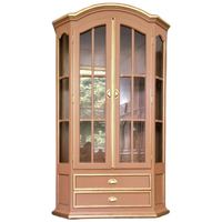 Vitrinekast In Zachte Perzikkleur En Goud