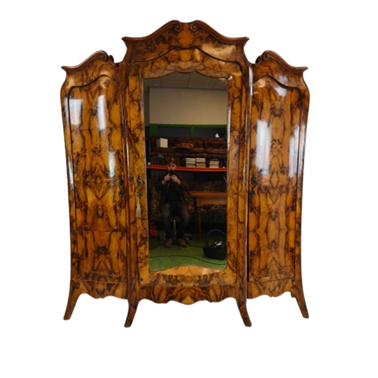 Grote Antieke Italiaanse Kledingkast – Wortelnotenhout, Bombévorm 1