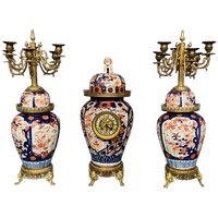 Imari. Set Pendule Met Kandelaars.