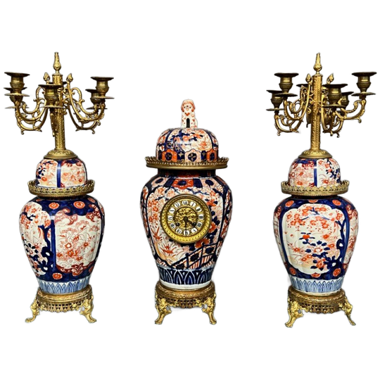 Imari. Set Pendule Met Kandelaars. 1