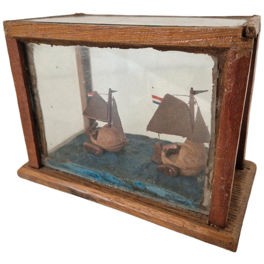 Antieke Vitrine Volkskunst Art Walnoot Bootje Vitrinekast 1