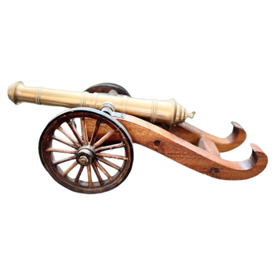 Bronzen Decoratief Kanon Op Een Houten Wagen. 1