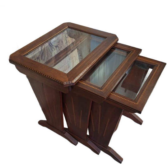 Teakhouten 3-delige Mimiset Met Marquetterie Biesjes En Glazen Bladen Afm. 48x38cm En 55cm Hoog. 1