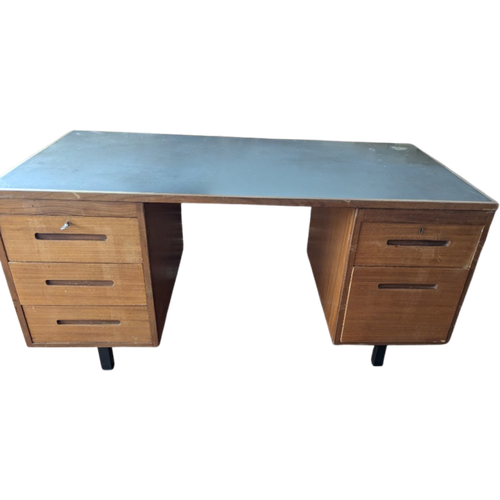 Houten Bureau Met Lades