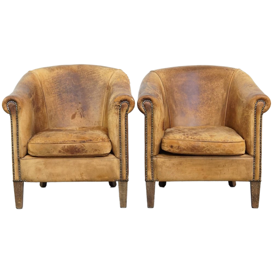Set Van 2 Geleefde/ Vintage Schapenleren Clubfauteuils Met Een Stoere En Sleetse Uitstraling 1