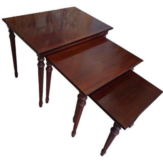 Set Van Drie Klassieke Bijzettafeltjes Zogenoemde Nesttafeltjes Afm.55x38cm En 46cm Hoog. 1