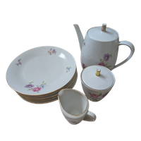 Thee Of Koffiepot, Melk En Suiker En Vijf Ontbijtbordjes