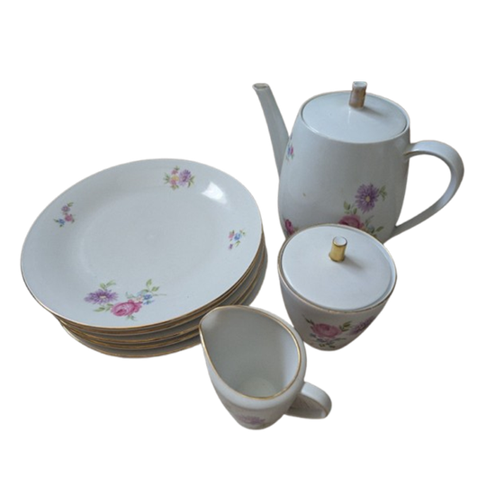 Thee Of Koffiepot, Melk En Suiker En Vijf Ontbijtbordjes 1