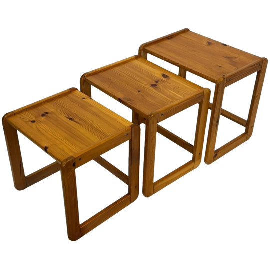 Vintage Set Van Drie Grenen Bijzettafels Nesting Tafels 1
