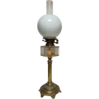 Prachtige Antieke Staande Engelse Olielamp, 71 Cm Hoog, Wit Glas - Reliving
