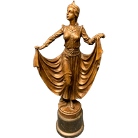 Bronzen Beeld Van Een Edele Dame Op Een Marmeren Sokkel.