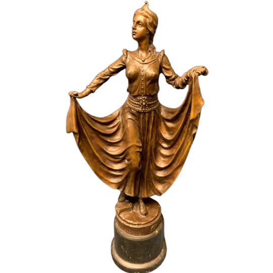 Bronzen Beeld Van Een Edele Dame Op Een Marmeren Sokkel. 1