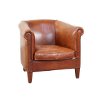 Comfortabele Cognac-kleurige Engelse Rundleren Clubfauteuil Met Een Afwerking Met Siernagels thumbnail 1