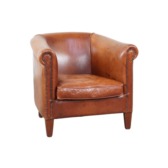 Comfortabele Cognac-kleurige Engelse Rundleren Clubfauteuil Met Een Afwerking Met Siernagels 1