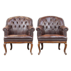 Set Van 2 Charmante, Klassieke Rundleren Engelse Chesterfield Armchairs Met Sierlijke Poten thumbnail 1