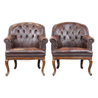 Set Van 2 Charmante, Klassieke Rundleren Engelse Chesterfield Armchairs Met Sierlijke Poten