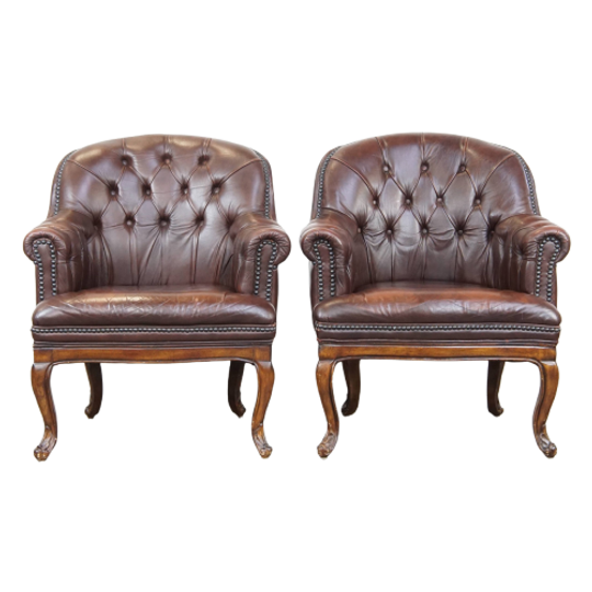 Set Van 2 Charmante, Klassieke Rundleren Engelse Chesterfield Armchairs Met Sierlijke Poten 1