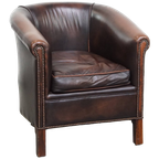 Elegante En Comfortabele Rundleren Clubfauteuil In Engelse Stijl In Een Mooie Donkere Kleur thumbnail 1