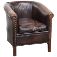 Elegante En Comfortabele Rundleren Clubfauteuil In Engelse Stijl In Een Mooie Donkere Kleur