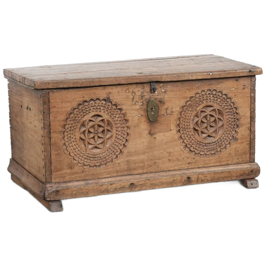 Prachtige Antieke Spaanse Kist Gemaakt Van Notenhout Met Mooi Houtsnijwerk 1