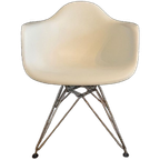1 Tot 5 Originele Witte Vitra Eames Dar Stoelen thumbnail 1