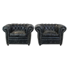 Set Van 2 Ruime Zwarte Rundleren Chesterfield Fauteuils Met Een Sprekend Karakter thumbnail 1