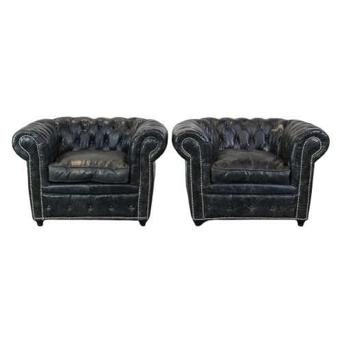 Set Van 2 Ruime Zwarte Rundleren Chesterfield Fauteuils Met Een Sprekend Karakter