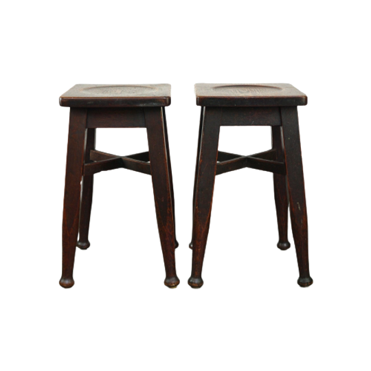 Set Van 2 Antieke Engelse Massief Eikenhouten Krukken/ Stools Met Een Vleugje Art Nouveau Stijl. 1
