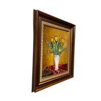 Gele Tulpen In Een Witte Vaas