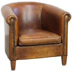 Karaktervolle Vintage Clubfauteuil Van Schapenleer Met Een Afwerking Met Siernagels thumbnail 1