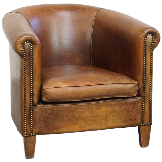 Karaktervolle Vintage Clubfauteuil Van Schapenleer Met Een Afwerking Met Siernagels 1