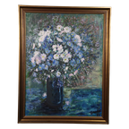 Schilderij Met Een Stilleven Van Een Vaas Met Blauwe En Witte Bloemen thumbnail 1