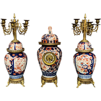 Imari. Set Pendule Met Kandelaars.