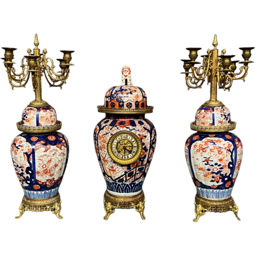 Imari. Set Pendule Met Kandelaars.